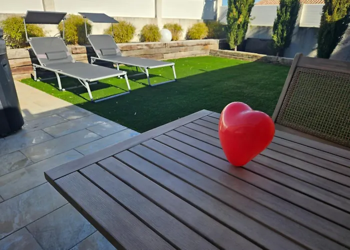 Gîte Luxe 4 étoiles -Douce Harmonie Massages&Grand SPA 5 places - Indépendant -Au calme -Jardin - Clim - Parking à 5 min Carcassonne - 2 Adultes 1 bébé de 0 à 2 ans Hébergement de vacances