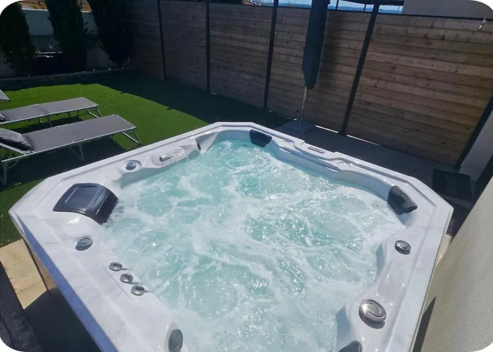 Gîte Luxe 4 étoiles -Douce Harmonie Massages&Grand SPA 5 places - Indépendant -Au calme -Jardin - Clim - Parking à 5 min Carcassonne - 2 Adultes 1 bébé de 0 à 2 ans Hébergement de vacances *
